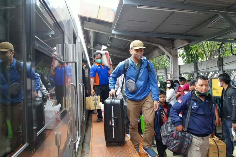 Pemudik baru saja turun dari Kereta Api, selanjutnya menuju daerahnya masing-masing - Foto: Henry Lukmanul Hakim