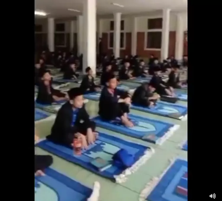 suasana menjelang shalat di pesantren Al Zaytun Indramayu,  nampak jamaah mendengarkan adzan yang menjadi polemik publik karena disertai gerakan tangan dianggap aneh nyeleneh