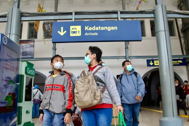 Pemudik baru saja turun dari Kereta Api, selanjutnya menuju daerahnya masing-masing - Foto: Henry Lukmanul Hakim