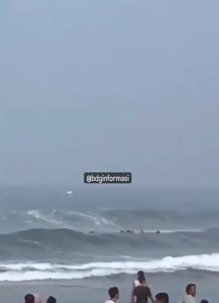 perahu wisata terbalik di Pantai Pangandaran pasca tersapu ombak besar pagi hari