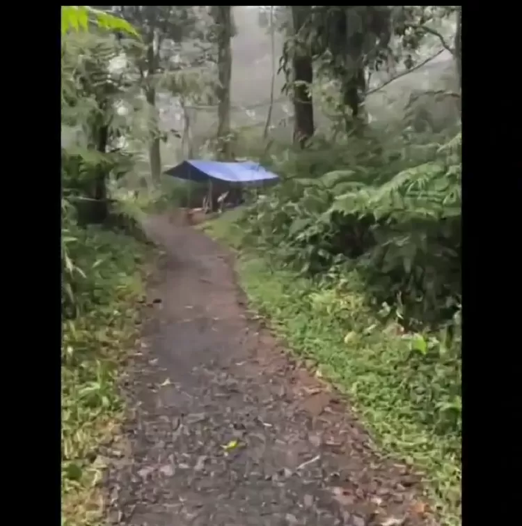 dari kejauhan terlihat tenda yang konon menjadi tempat orang bermain gamelan