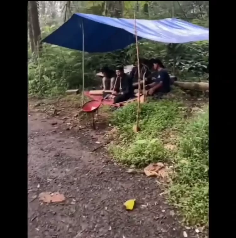 Sang pengunggah video menemukan pemain gamelan yang mana dirinya merasa seperti berada di lokasi KKN Desa Penari