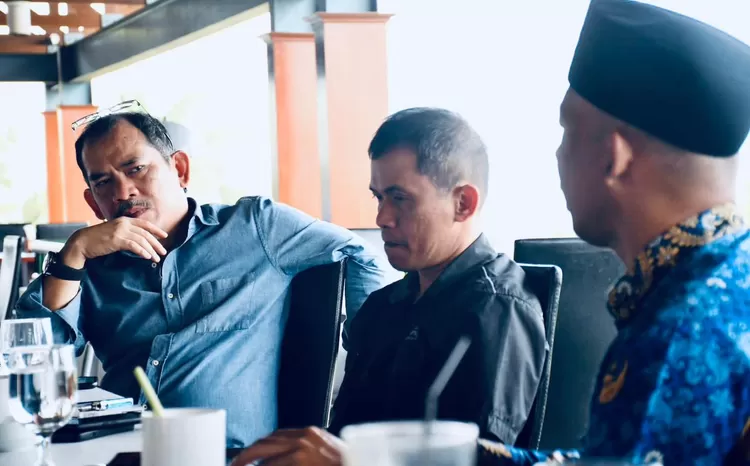 Anggota DPRD Jawa Barat, Asep Wahyuwijaya saat rapat dengan Unit Pengamanan dan Pemanfaatan Aset - BPKAD Pemprov Jabar, Jatinangor Nasional Golf & Resort, Sumedang, Selasa (2/5).