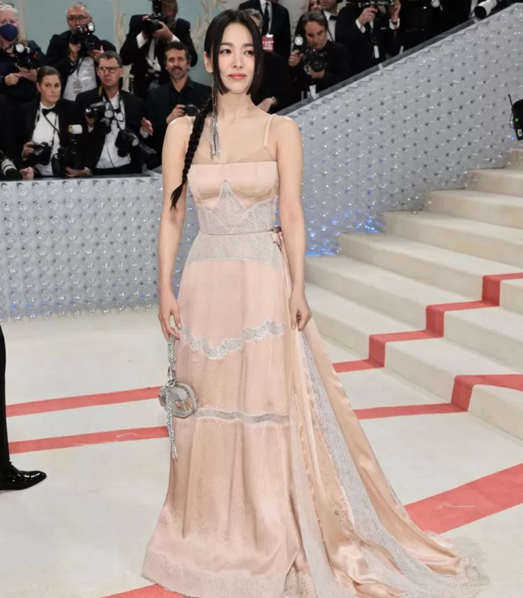 Song Hye Kyo tampil memukau dengan dress dari Fendi