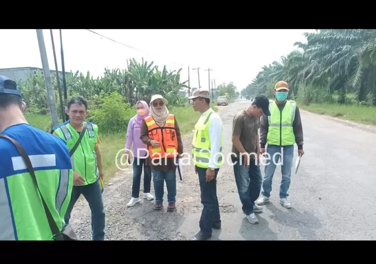 sejumlah pihak nampak memantau situasi jalan rusak yang akan dilewati presiden Jokowi saat ke Lampung