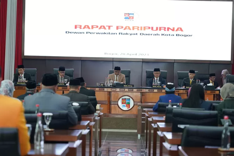 Wakil Ketua DPRD Kota Bogor, Jenal Mutaqin membuka rapat paripurna, Jumat (28/4).