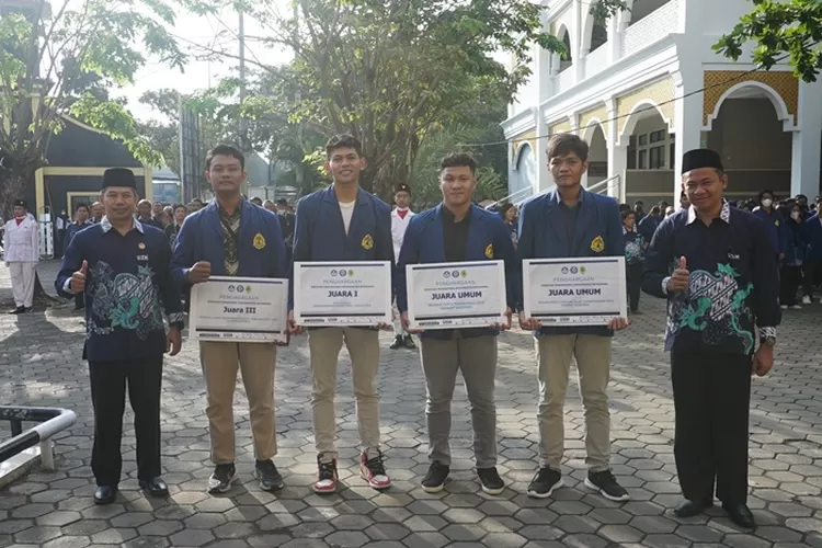 USM memberi penghargaan kepada UKM berprestasi pada peringatan Hari Pendidikan Nasional atau Hardiknas 2023.