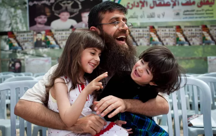 Khader Adnan bersama dua orang anak Palestina