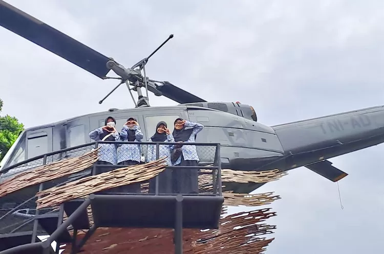 Siswi SMP Prima Cendekia Islami berada di Museum Akademi Militer Magelang