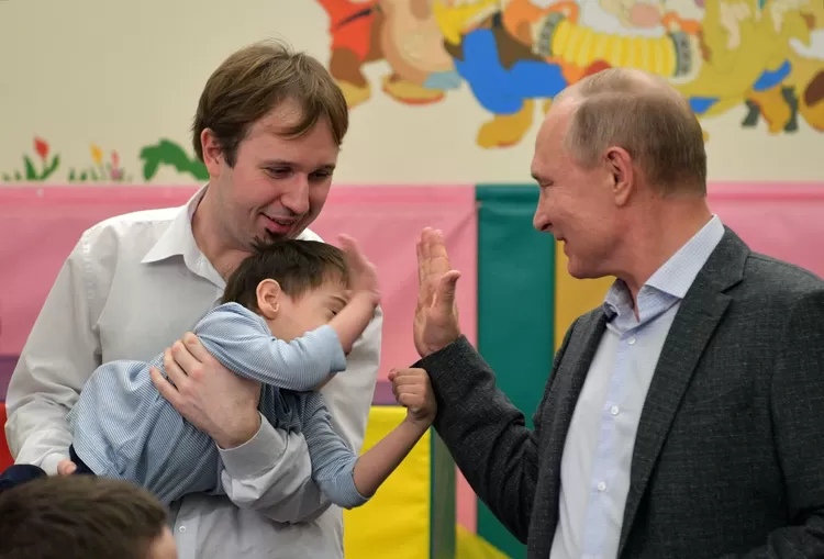 Potret Presiden Vladimir Putin dengan anak dan seorang bapak