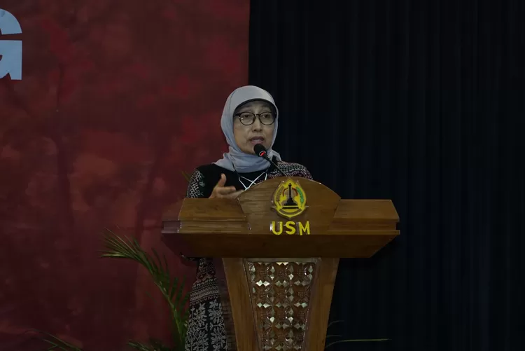 Wakil Rektor I USM, Prof Dr Ir Sri Budi Wahjuningsih MP dalam pelepasan wisudawan mahasiswa