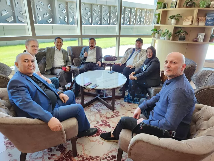 Bersama Mayjend Komarudin (ketua dewan pembina HPSMI)  dan Mayjen Sunaryo (pembina HPSMI) saat menunggu Menteri Pertanian Uzbekistan.