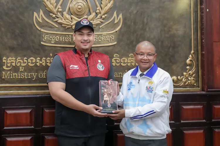 Menteri Pendidikan Pemuda dan Olahraga Kamboja Hang Chuon Naron memberikan cindera mata kepada Menpora Dito Ariotedjo saat berjumpa di sela-sela mengunjungi tim Merah Putih di SEA Games 2023 Kamboja