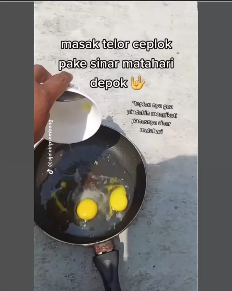 detik-detik saat telur dituangkan ke teflon untuk eksperimen masak dengan menggunakan sinar matahari Depok
