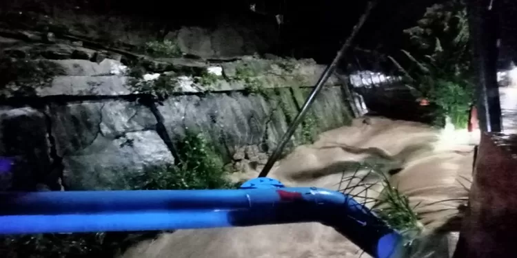 Tembok Lingkungan RSU Tarutung Amblas Menutupi Sebagian Badan Sungai yang Meluap