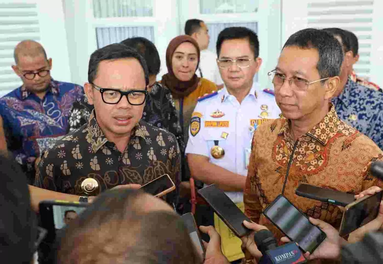 pj Gubernur DKI Jakarta Heru Budi Hartono dan Wali Kota Bogor  Bima Arya Sugiarto memberi penjelaskan  kepada wartawan usai  pertemuan, di Balai Kota,  Jumat (5/5/2023) 