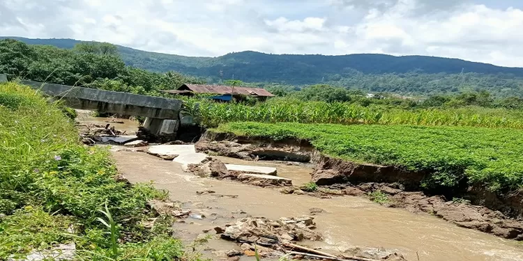 Jembatan dan Dek Penahan  Sungai Sitasi Desa Hutapea Banuarea Rusak Dihantam Banjir 