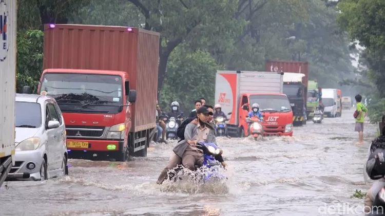 salah satu ruas jalan di kota Bandung yang banjir saat turun hujan