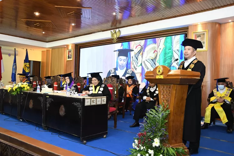 Pesan terhadap wisudawan yang harus mampu menjadi agent of change 