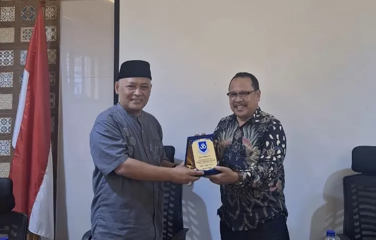 Ketua Yayasan Pendidikan Prima Cendekia Islami, Prof. Dr. Dadan Wildan, M. Hum memberikan plakat kenang-kenangan kepada ketua yayasan Madrasah dan Sekolah Islam UIN  Syarif Hidayatullah Prof Murodi - Foto: Humas Prima Cendekia Islami