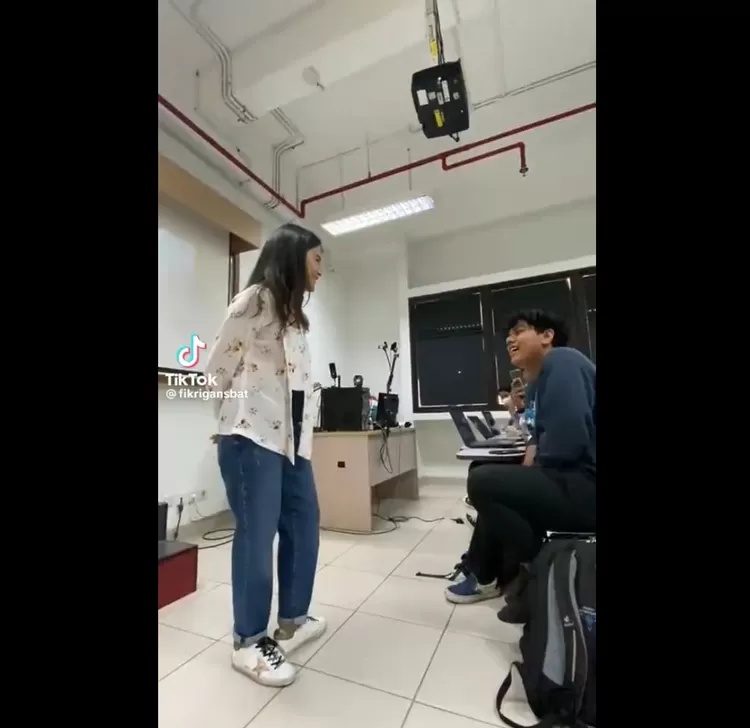 Dian Sastro Jadi Dosen