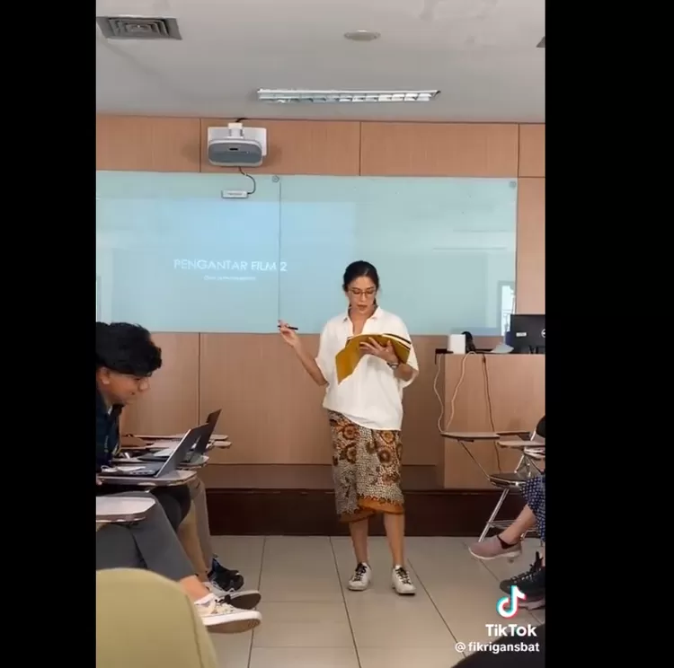 Dian Sastro Jadi Dosen