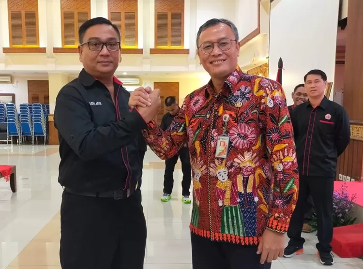 Ketua KONI Kota Administrasi Jakarta Pusat Zaenal Arifin bersama Walikota Jakarta Pusat Dhany Sukma.