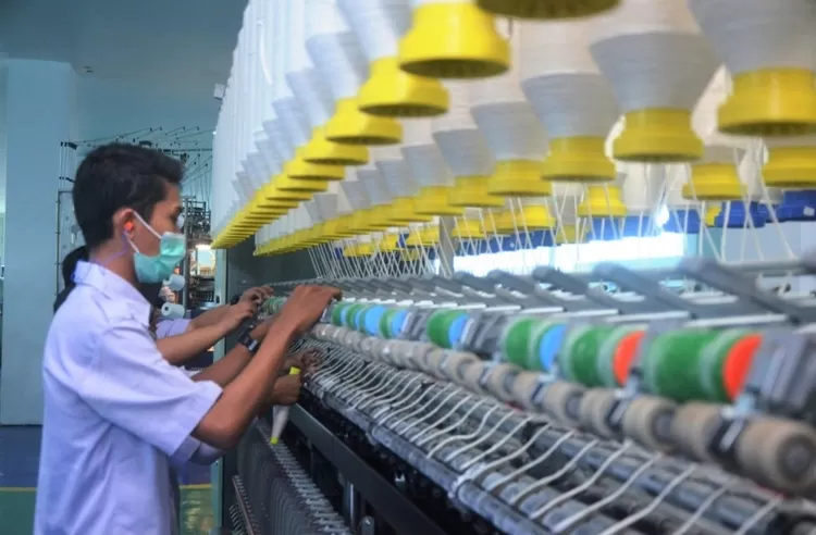 Aktivitas produksi di industri tekstil dan produk tekstil (TPT)