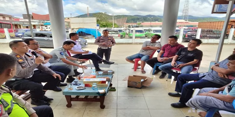 Kasatlantas Polres Taput memberi pengarahan kepada para direksi dan supir angkot