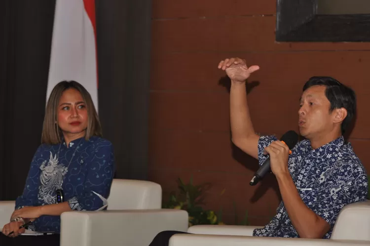 Wakil Presiden Direktur BCA Armand W. Hartono (kanan) saat memberikan kuliah umum bertajuk 'Survival Leadership, Now Normal People First' di UGM, Senin (15/5/2023). 