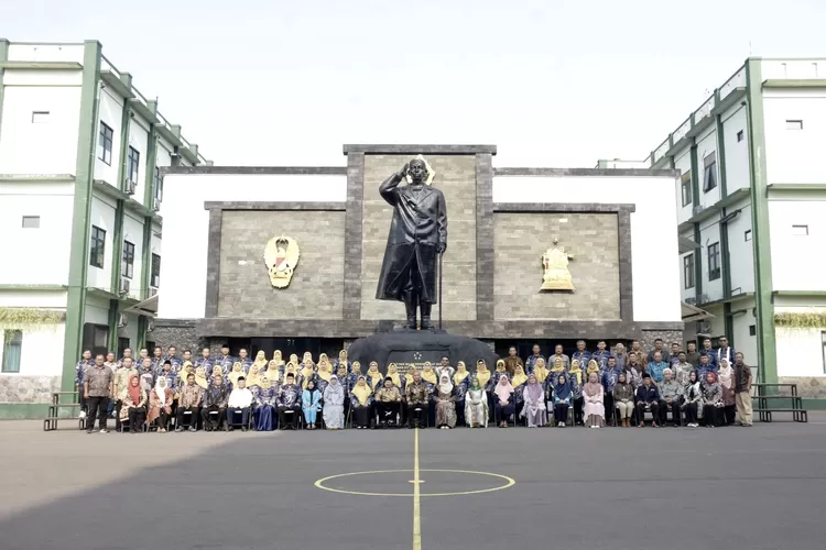 Foto bersama seluruh undangan yang hadir 