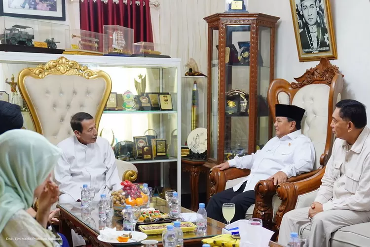Menteri Pertahanan Prabowo Subianto bersilaturahmi ke kediaman Habib Muhammad Luthfi bin Yahya atau biasa disebut Habib Lutfi, Pekalongan, Jumat (19/5/2023). Foto: Humas Kemhan