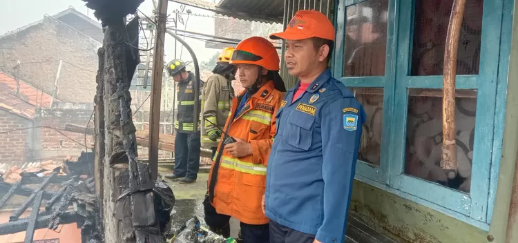 Sebuah rumah berlantai 2 di Jalan Dungus Cariang, Gg.Al Hikmah, RT.004 /RW.006, Kelurahan Dungus Cariang, Kecamatan Andir, Kota Bandung, Sabtu siang (20/5/2023) hangus terbakar. 