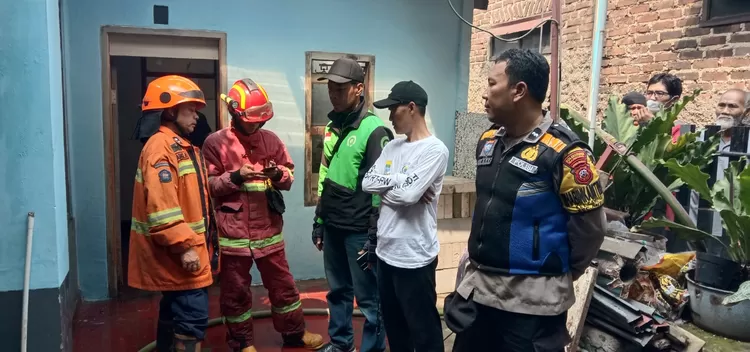 Sebuah rumah berlantai 2 di Jalan Dungus Cariang, Gg.Al Hikmah, RT.004 /RW.006, Kelurahan Dungus Cariang, Kecamatan Andir, Kota Bandung, Sabtu siang (20/5/2023) hangus terbakar. 