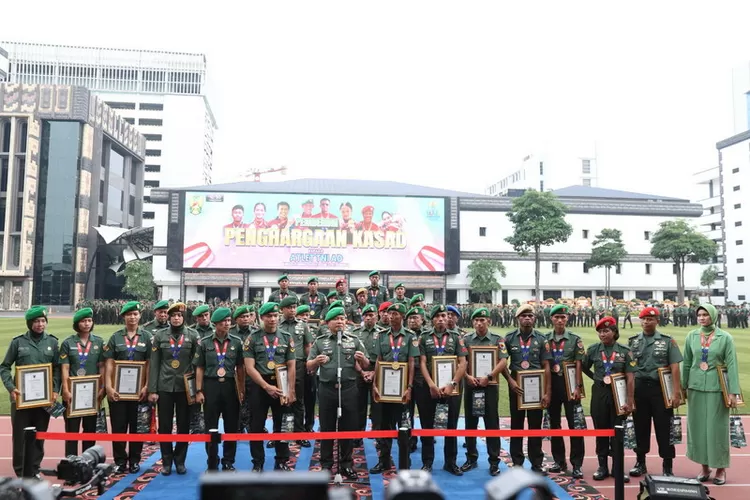 Kasad Jenderal Dudung memberikan apresiasi dan penghargaan kepada 'anak-anak' nya tersebut dalam sebuah upacara khusus yang digelar di Lapangan Mabesad, Jakarta, Rabu (24/5/2023). Foto: Dispenad