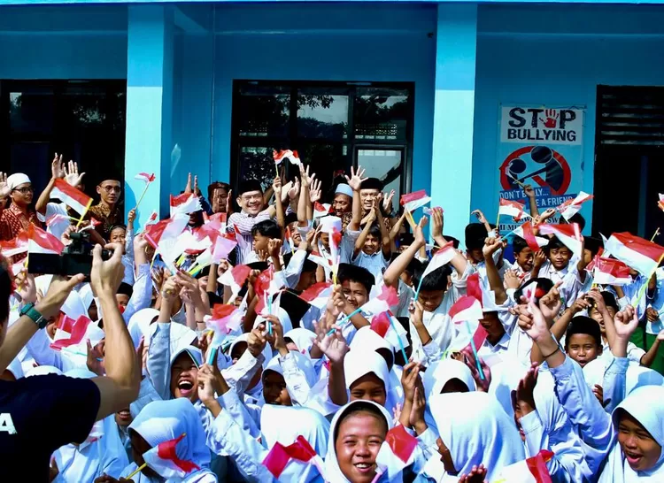 Asep Wahyuwijaya bersama para siswa Madrasah Ibtidaiyah Mathlaul Anwar di Kecamatan Rancabungur.