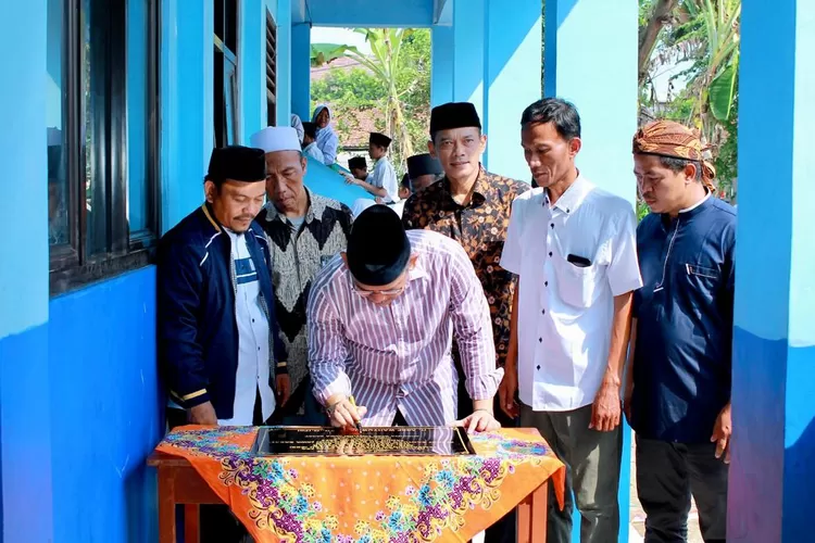 Asep Wahyuwijaya meresmikan Madrasah Ibtidaiyah Mathlaul Anwar di Kecamatan Rancabungur, Kabupaten Bogor, Selasa (23/5/2023).