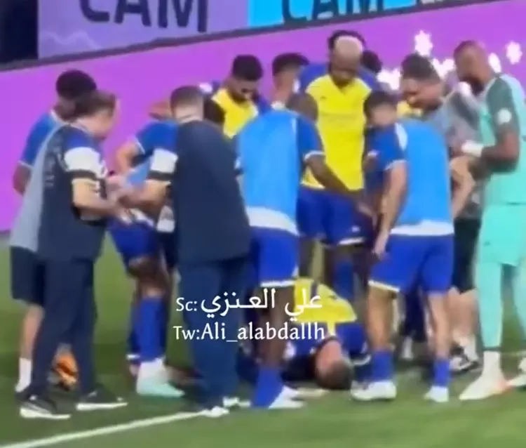 Cristiano Ronaldo merayakan gol dengan sujud dan dilanjutkan dengan selebrasi siuuu. (Foto tangkapan layar Twitter Ali Alabdallh). 