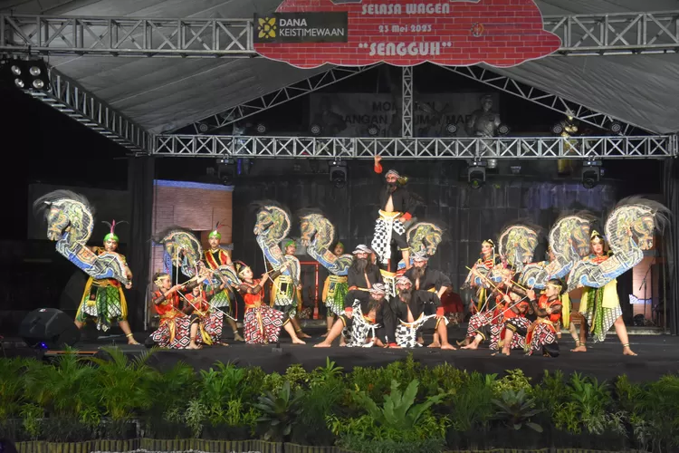  Desa Srimulyo menampilkan jathilan Mudha Gandhewa