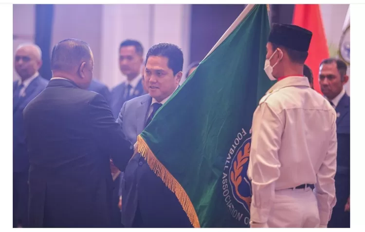 Ketua Umum KONI, Marciano Norman memberikan pataka bendera PSSI kepada Ketua Umum PSSI Erick Thohir untuk dikibarkan dan menjadi spirit bagi Pengurus PSSI yang baru dilantik dan dikukuhkan untuk mengukir prestasi terbaik dan tertinggi di dunia internasional 