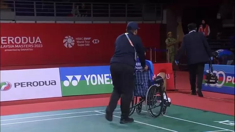 Christian Adinata bersama tim medis di Malaysia Masters 2023