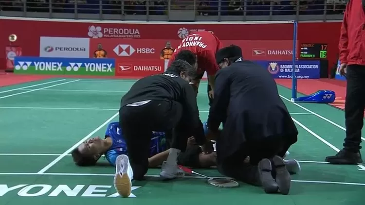 Christian Adinata mendapat bantuan medis saat babak semifinal Malaysia Masters 2023