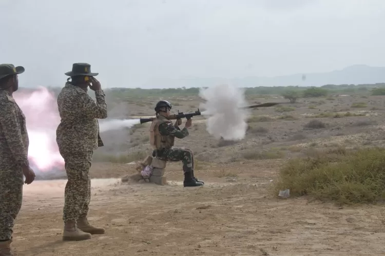 Prajurit Korps Marinir TNI AL mencoba senjata Marinir Pakistan