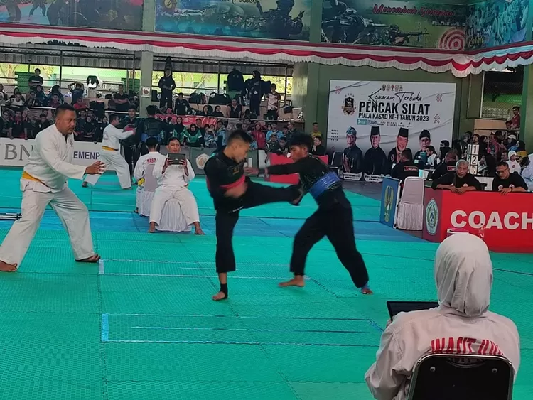 Pesilat DKI Jakarta M Rizki Adli sabuk merah saat bertanding di semifinal.