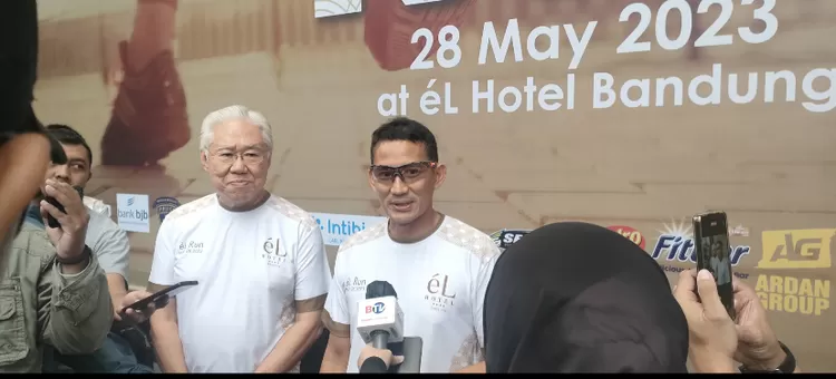 Sandiaga Uno Menparekraf beserta pendiri El Hotel Grup Enggartiasto Lukita  sedang diwawancara oleh media seputar kegiatan El Run 2023
