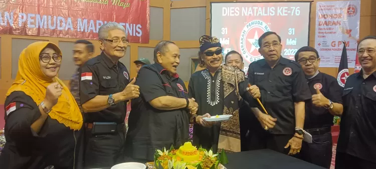 Ketum DPP GPM Emir Moeis bersama Dewan Penasehat/ Pembina GPM, William Tutuarima memberikan potongan tumpeng kepada Gus Nuril di acara Dies Natalis 76 Tahun GPM,  di Jakarta 