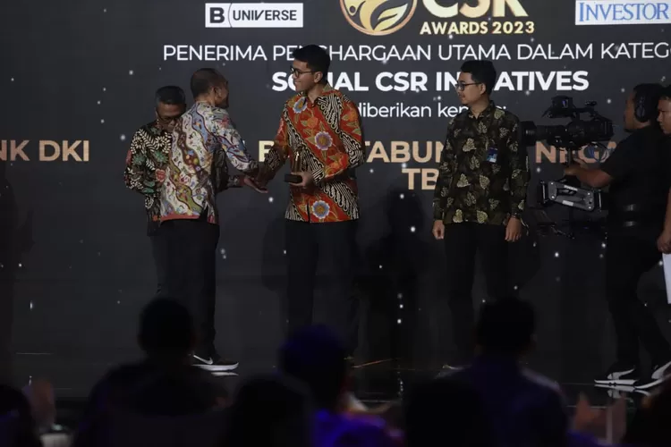 Corporate Secretary PT Bank Tabungan Negara (Persero) Tbk. Ramon Armando menerima penghargaan CSR Award 2023 kategori Program TJSL Pelatihan Developer di Jakarta, Rabu (31/5).