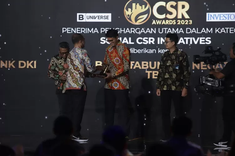 Corporate Secretary PT Bank Tabungan Negara (Persero) Tbk. Ramon Armando menerima penghargaan CSR Award 2023 kategori Program TJSL Pelatihan Developer di Jakarta, Rabu (31/5).