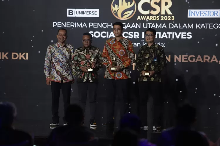 Corporate Secretary PT Bank Tabungan Negara (Persero) Tbk. Ramon Armando menerima penghargaan CSR Award 2023 kategori Program TJSL Pelatihan Developer di Jakarta, Rabu (31/5).