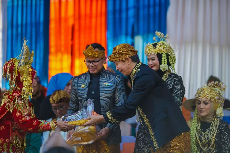 Wali Kota Bogor Bima Arya dan Wakil Wali Kota Dedie A Rachim saat di acara puncak HJB.